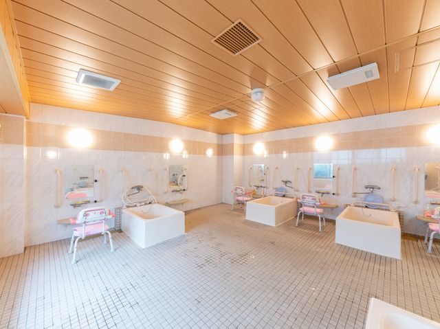 広々とした明るい浴室 浴室 ゆとりある空間の清潔な浴室で、安全に配慮した設備が整っており、快適にご利用いただけます。