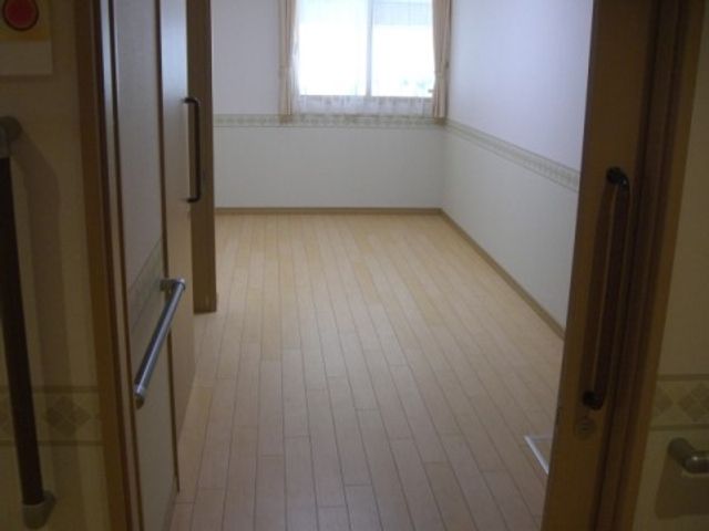 空間広い洋室入口