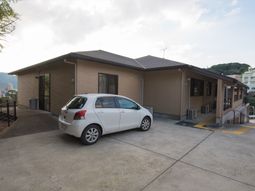 明るい外観の建物
