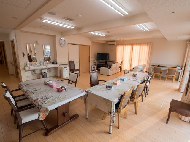 居心地の良い共有ダイニング 共用スペース ゆったりとしたダイニングエリアは、明るく開放的な雰囲気です。ソファやテーブルが配置され、リラックスしながら食事や交流を楽しめます。