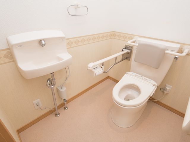 バリアフリートイレ トイレ 手すりが設置された清潔なトイレ空間です。日々の業務で安心して利用できる環境が整っています。