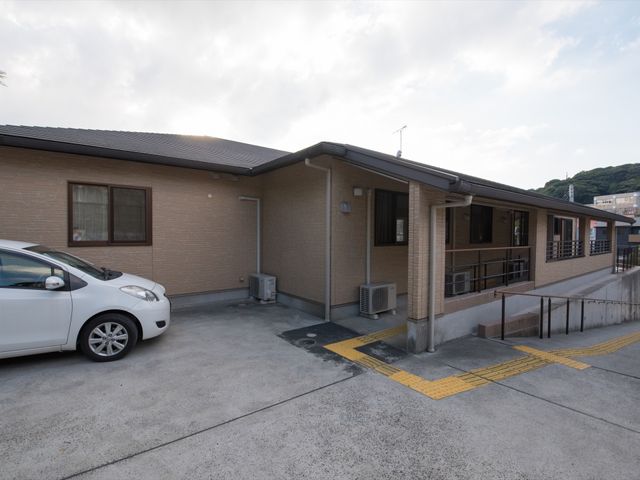 広々とした施設外観 外観 ゆとりあるエントランスが印象的な建物です。明るく落ち着いた雰囲気で、心地よい日々を送れる空間が広がっています。