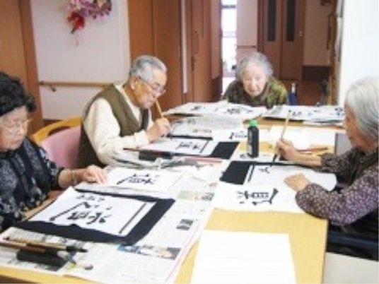 書道を楽しむ高齢者の集い