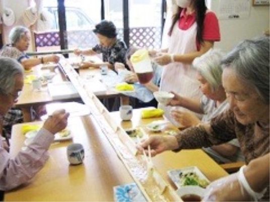 食事を楽しむ人々の様子
