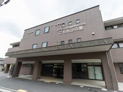 落ち着いた色合いの外観