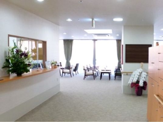 明るい共有ラウンジ空間