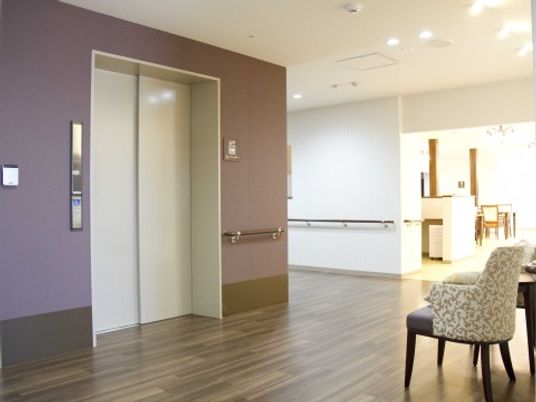 エレベーターと待合スペース