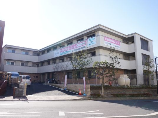 施設の明るい外観