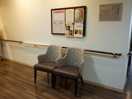 廊下に配置された椅子