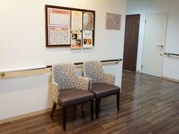 廊下に設置された椅子