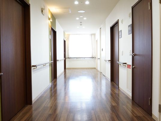 清潔な施設の廊下