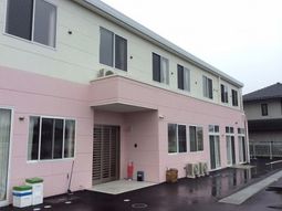 ピンクの壁の建物外観