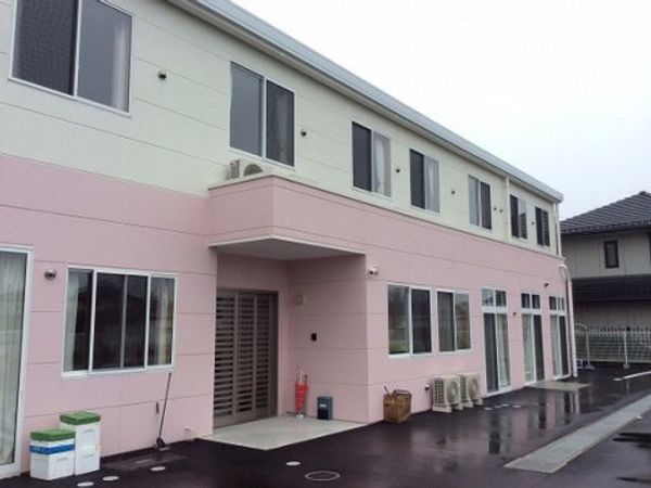 ピンクの壁の建物外観