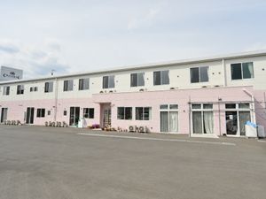 ピンクの外壁の建物外観