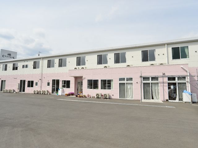 ピンクの外壁の建物外観