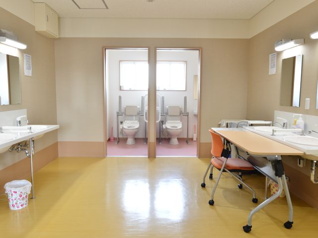 清潔な介護施設のトイレ