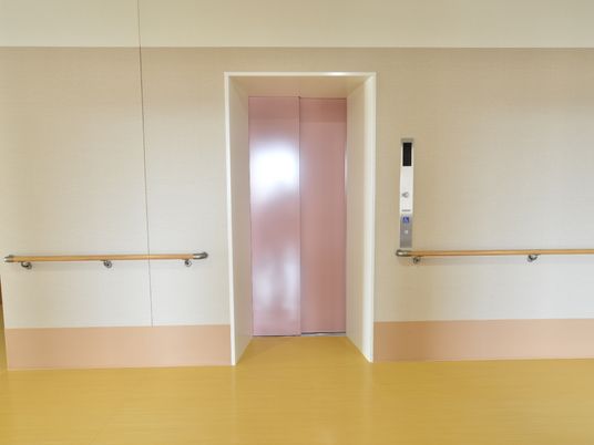 手すり付きのエレベーター入口