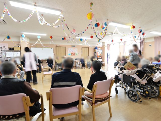 装飾が施された多目的室