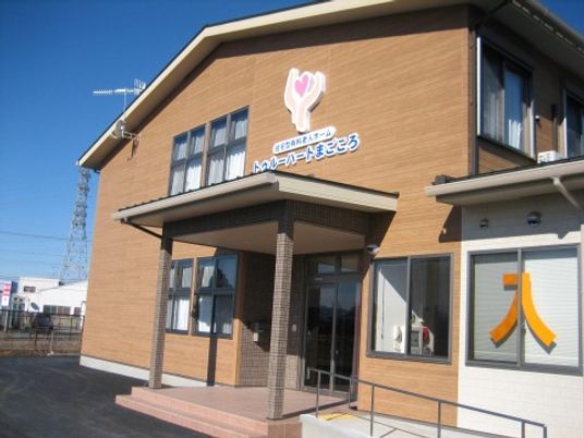 明るい日差しの建物エントランス