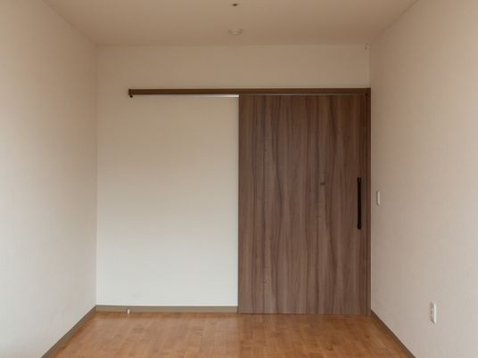 シンプルな居室の空間