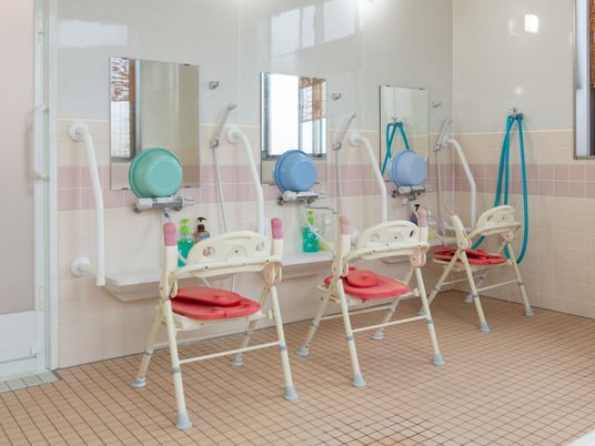 バリアフリー設計の浴室