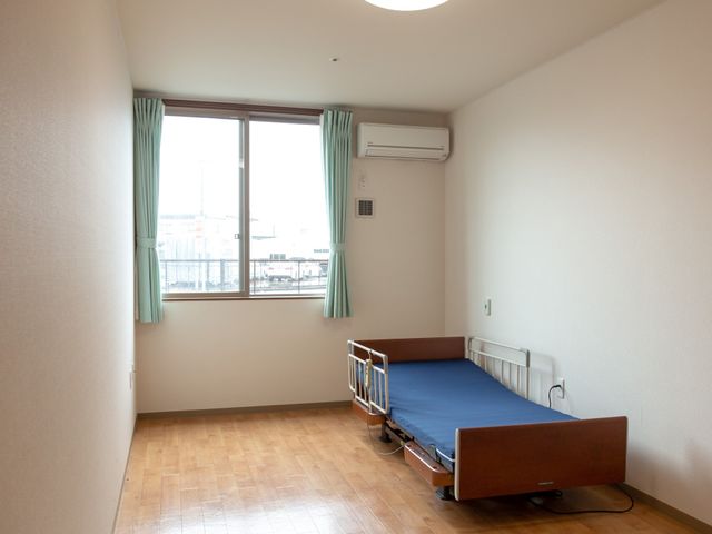 明るい個室の居室 居室 シンプルで落ち着いた雰囲気の居室です。日中の光が差し込む窓からは、外の景色をご覧いただけます。