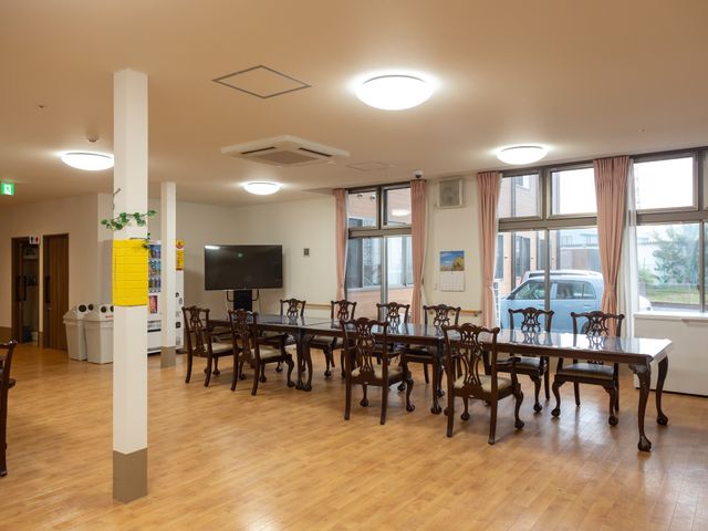 共有スペースの居室 食堂 ゆったりとしたダイニングルームは、明るく開放的な雰囲気で、共有の大型テレビが備えられていて、皆でのひとときを楽しめる設計です。