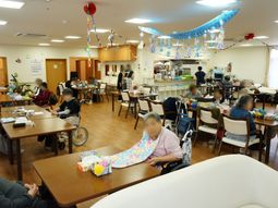 明るい共有ダイニング風景