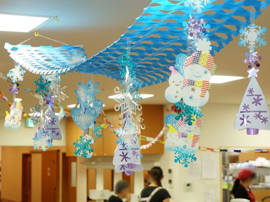 季節の装飾が華やかな共有スペース