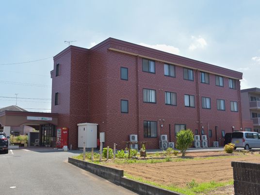 赤レンガ調の建物外観