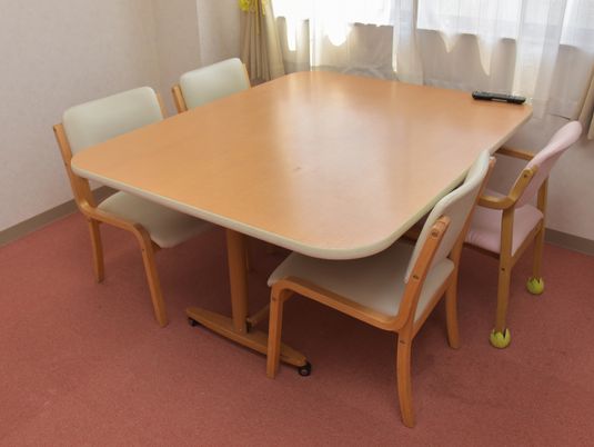 会議室のテーブルと椅子