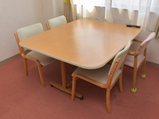 会議室のテーブルと椅子