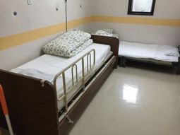 シンプルな二つベッドの部屋