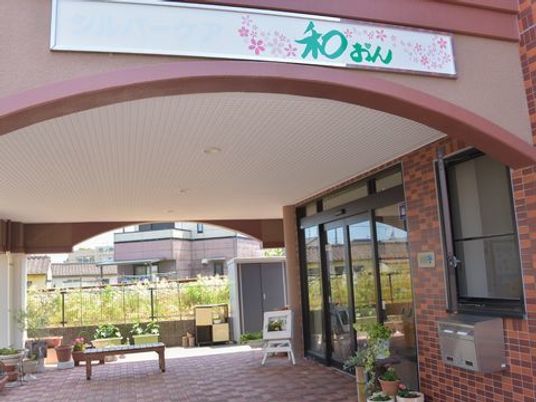 エントランスと中庭の風景