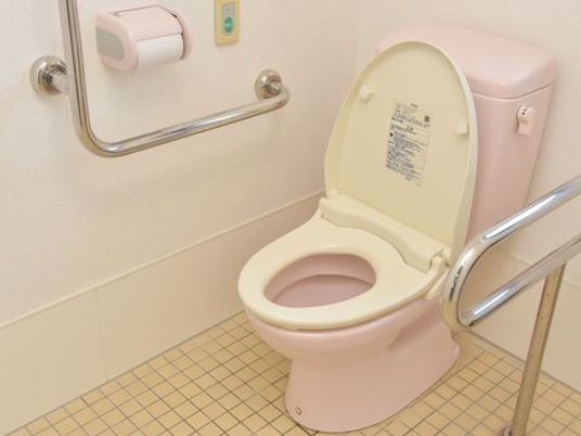 バリアフリー設計のトイレ