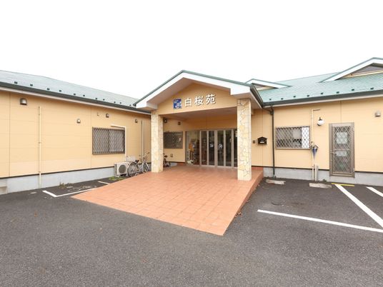 広々とした施設エントランス