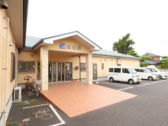 エントランスと駐車場