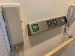 施設のエレベーター