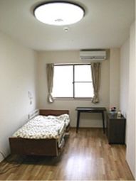 シンプルな居室の様子