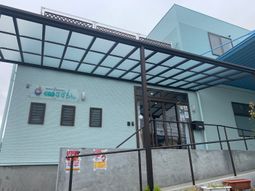 明るい建物の外観