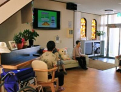 明るい共有ラウンジ