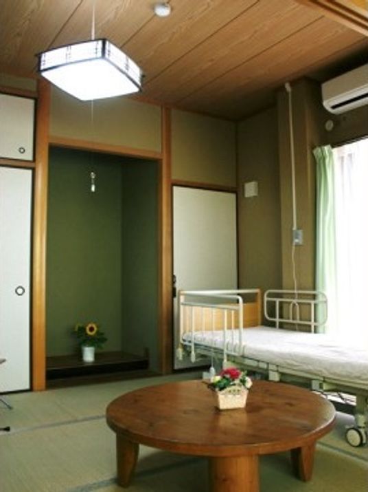 居室のエアコンとベッド
