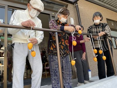柿を吊るす活動の様子