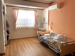 居室とベッドの明るい空間