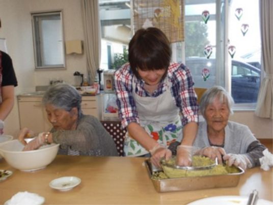 料理活動をする人々