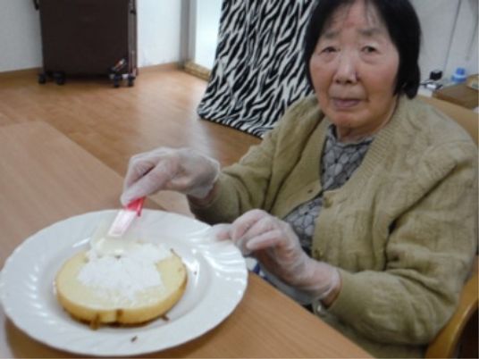 食事中の高齢女性