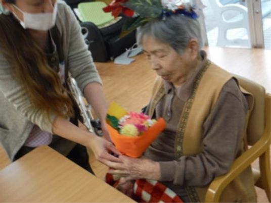 花束を手渡す様子
