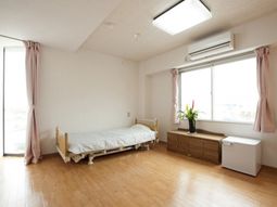 明るい居室の内観