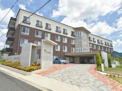 明るい建物のエントランス