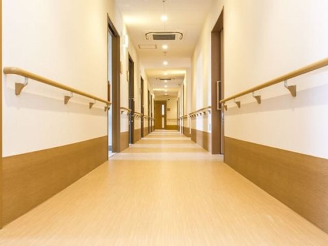 手すり付きの広い廊下